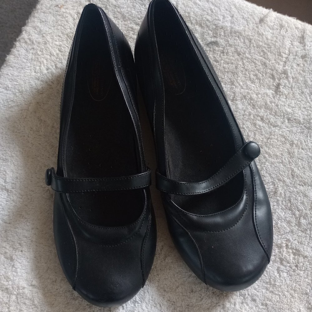 Elegant Black Women's Flats with Strap